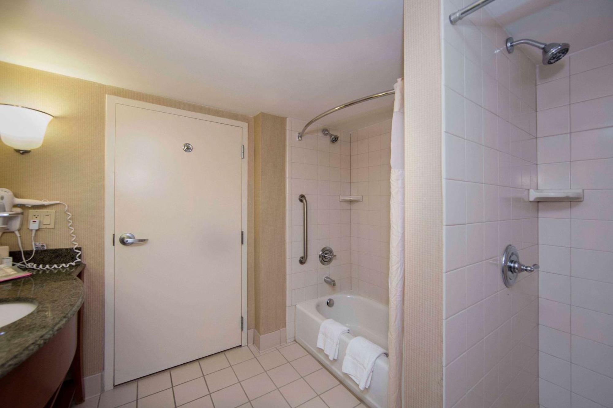 Courtyard By Marriott Athens Downtown Hotell Exteriör bild